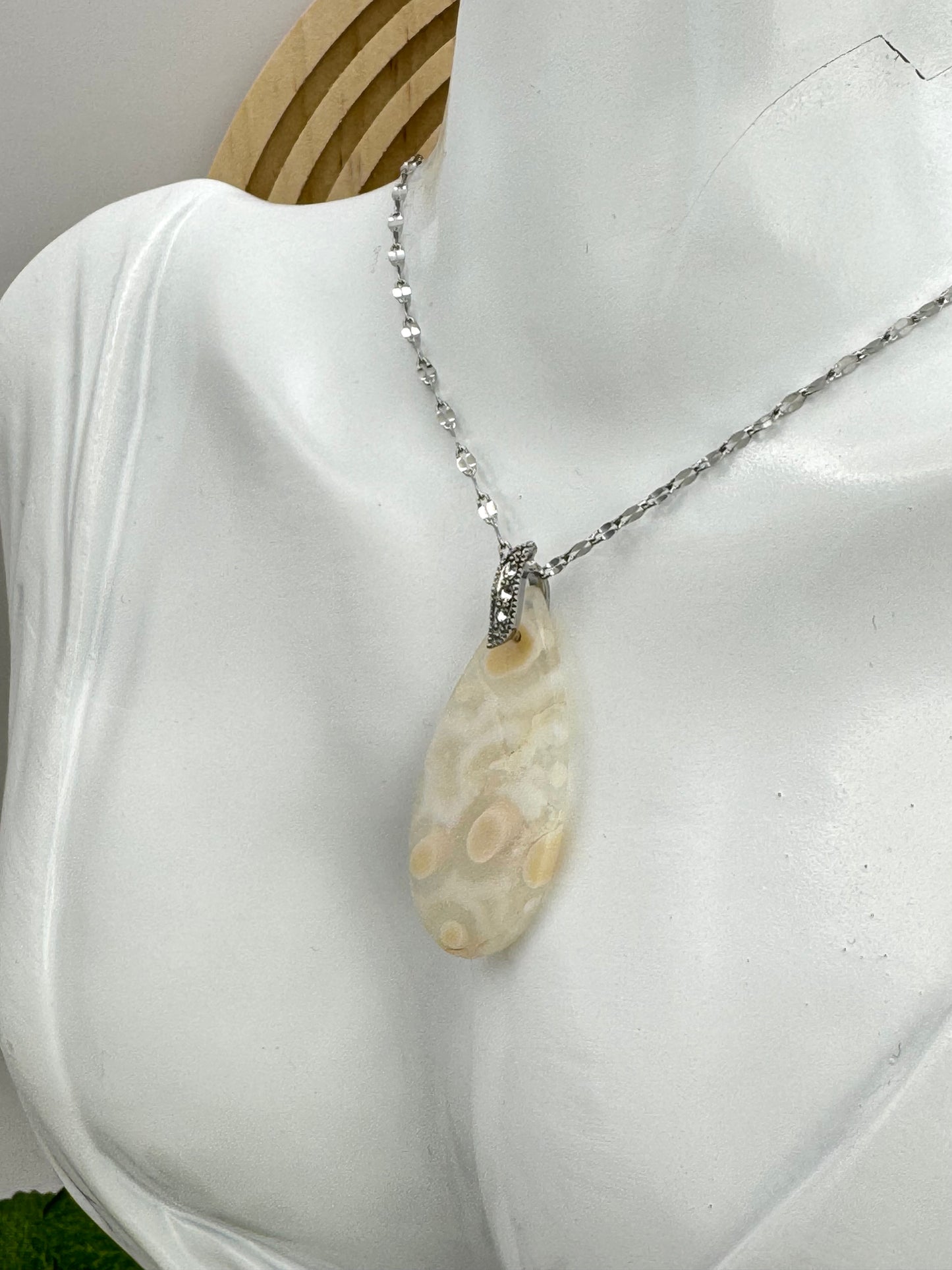 Pendentif Calcédoine d’Indonésie goutte beige