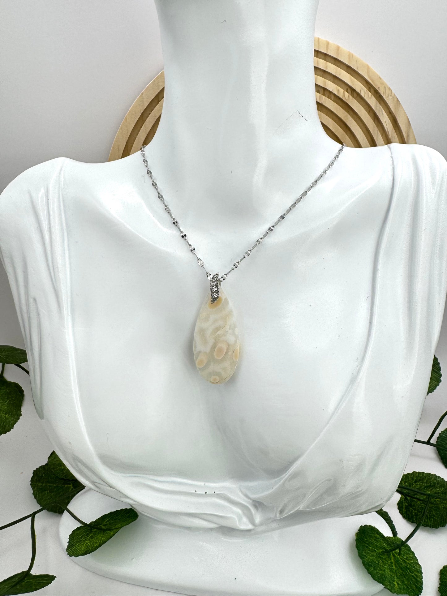 Pendentif Calcédoine d’Indonésie goutte beige