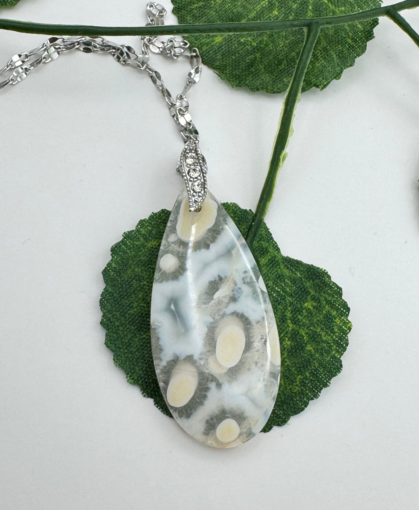 Pendentif Calcédoine d’Indonésie goutte beige