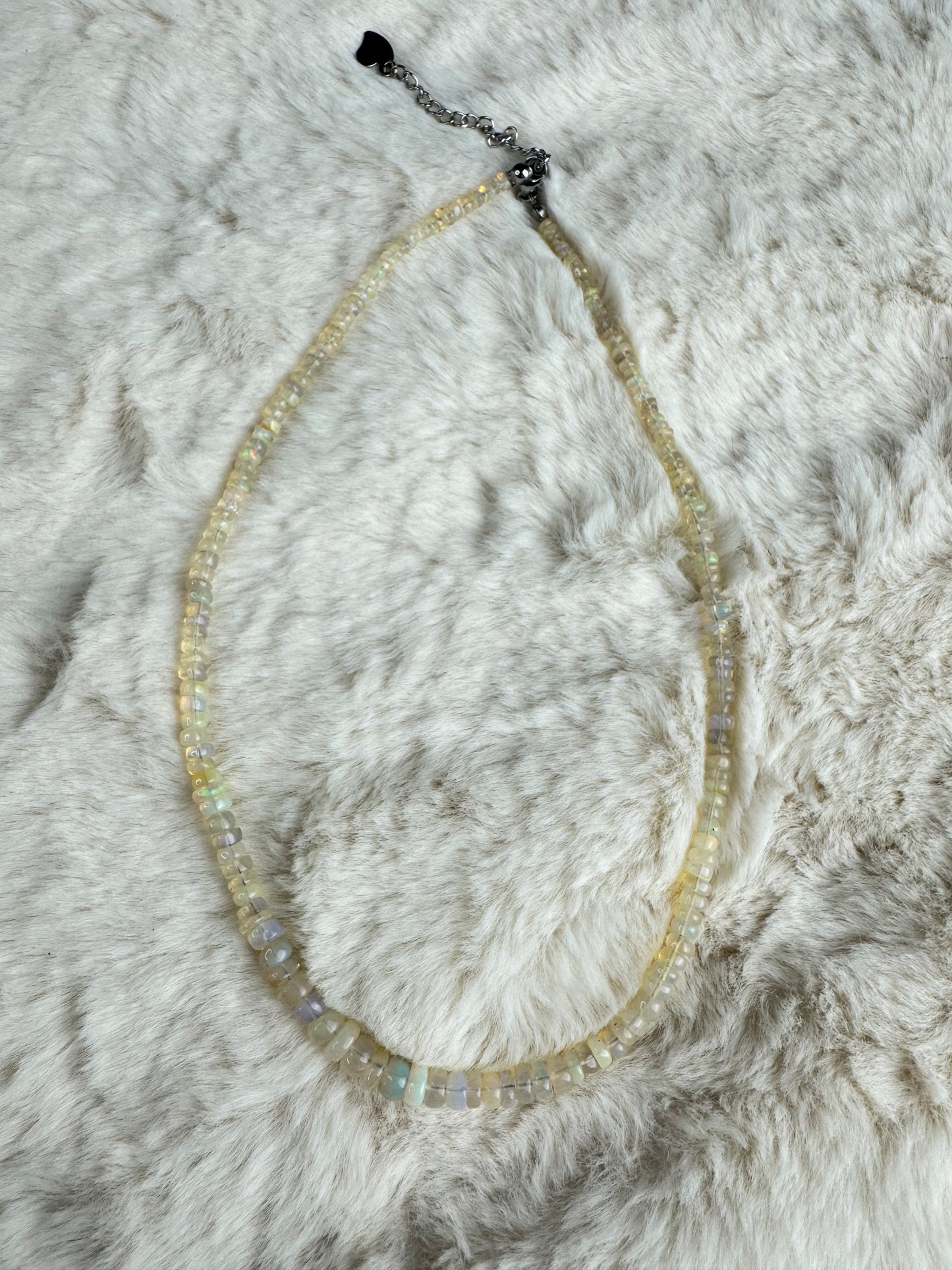 Collier en Chips d’Opale Blanche d’Éthiopie