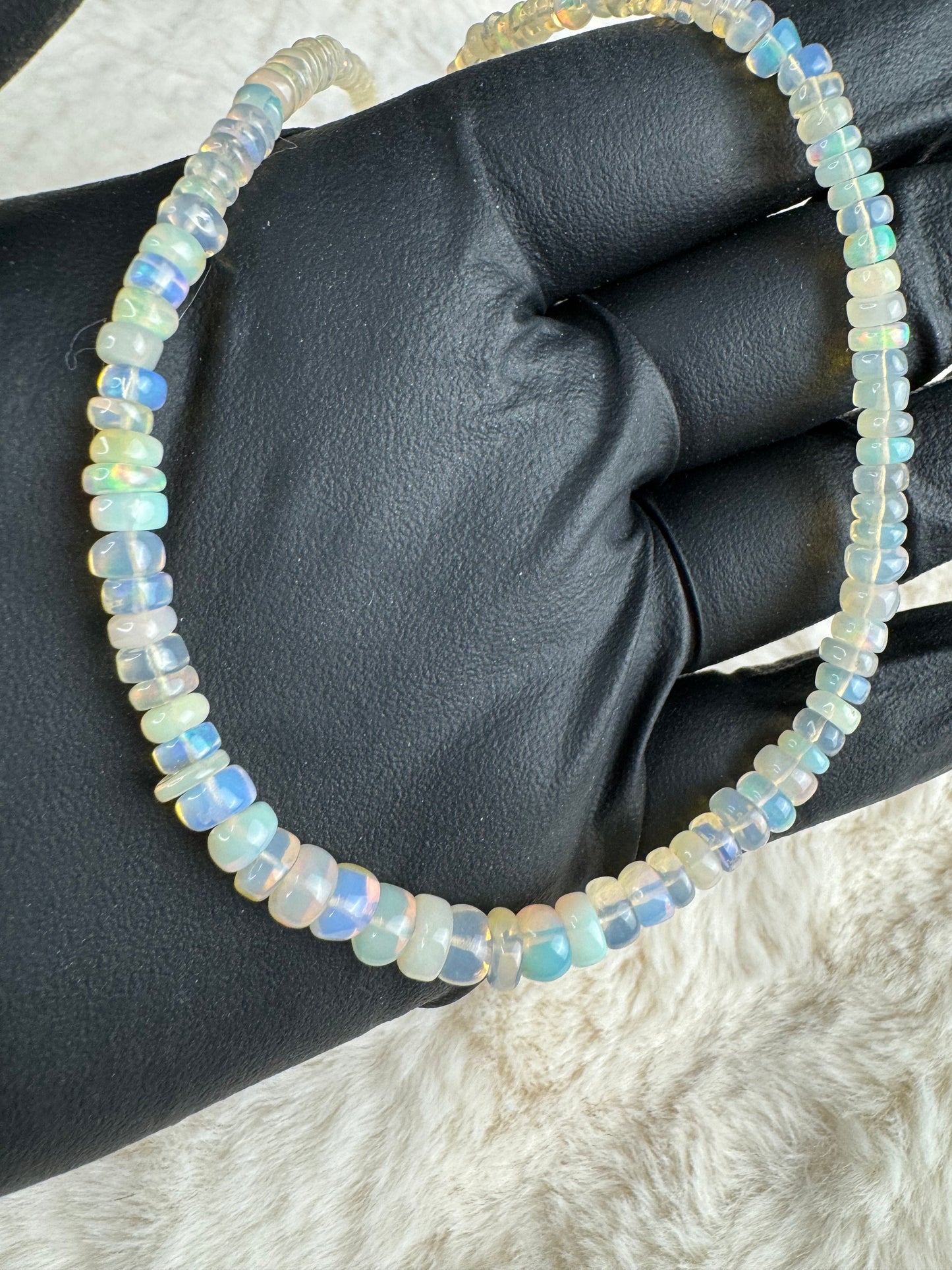 Collier en Chips d’Opale Blanche d’Éthiopie