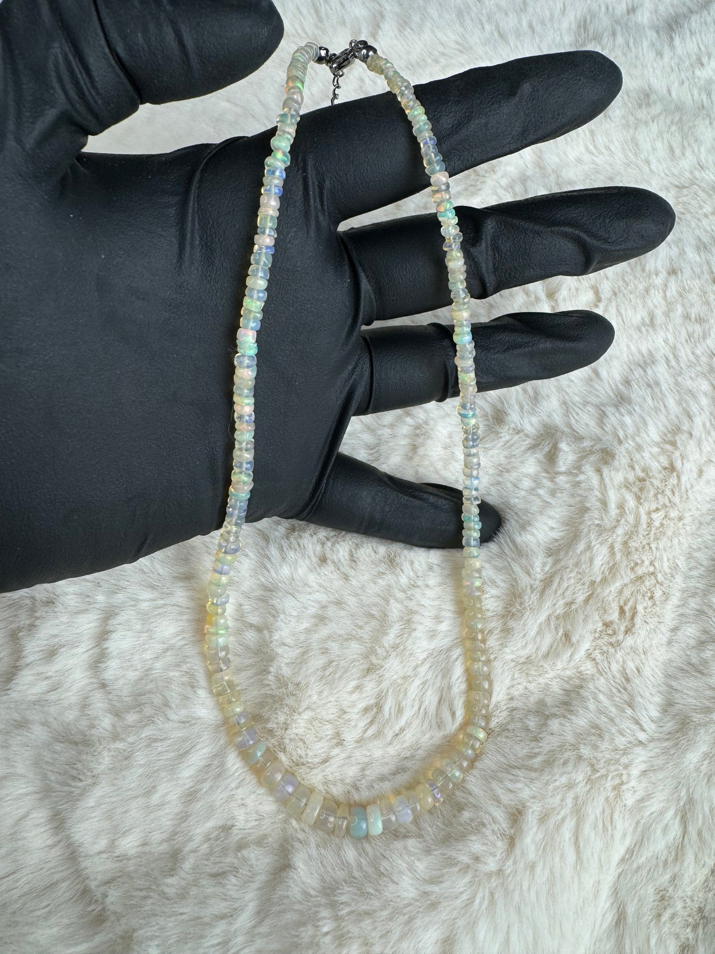 Collier en Chips d’Opale Blanche d’Éthiopie