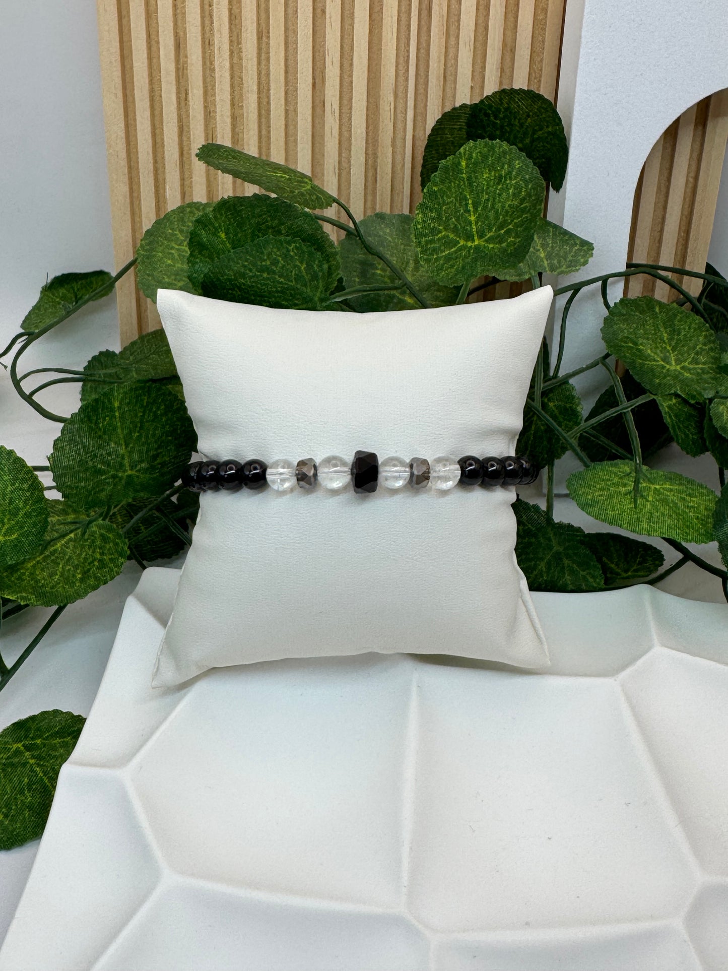 Bracelet Tourmaline 6mm, Cristal de Roche & Jais Facetté avec Swarovski Gris « Élégance Contrastée »