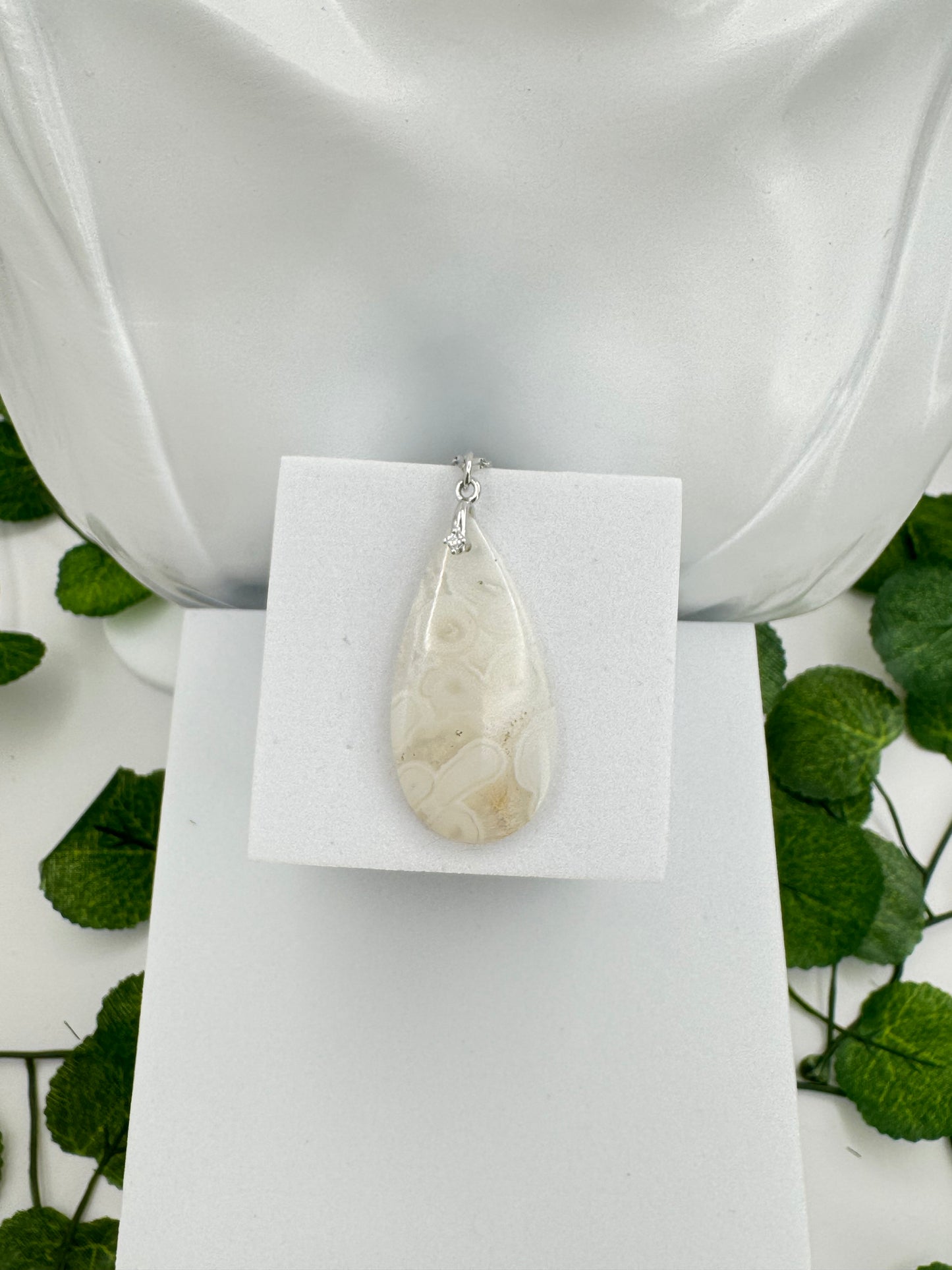 Pendentif Calcédoine d’Indonésie goutte blanche
