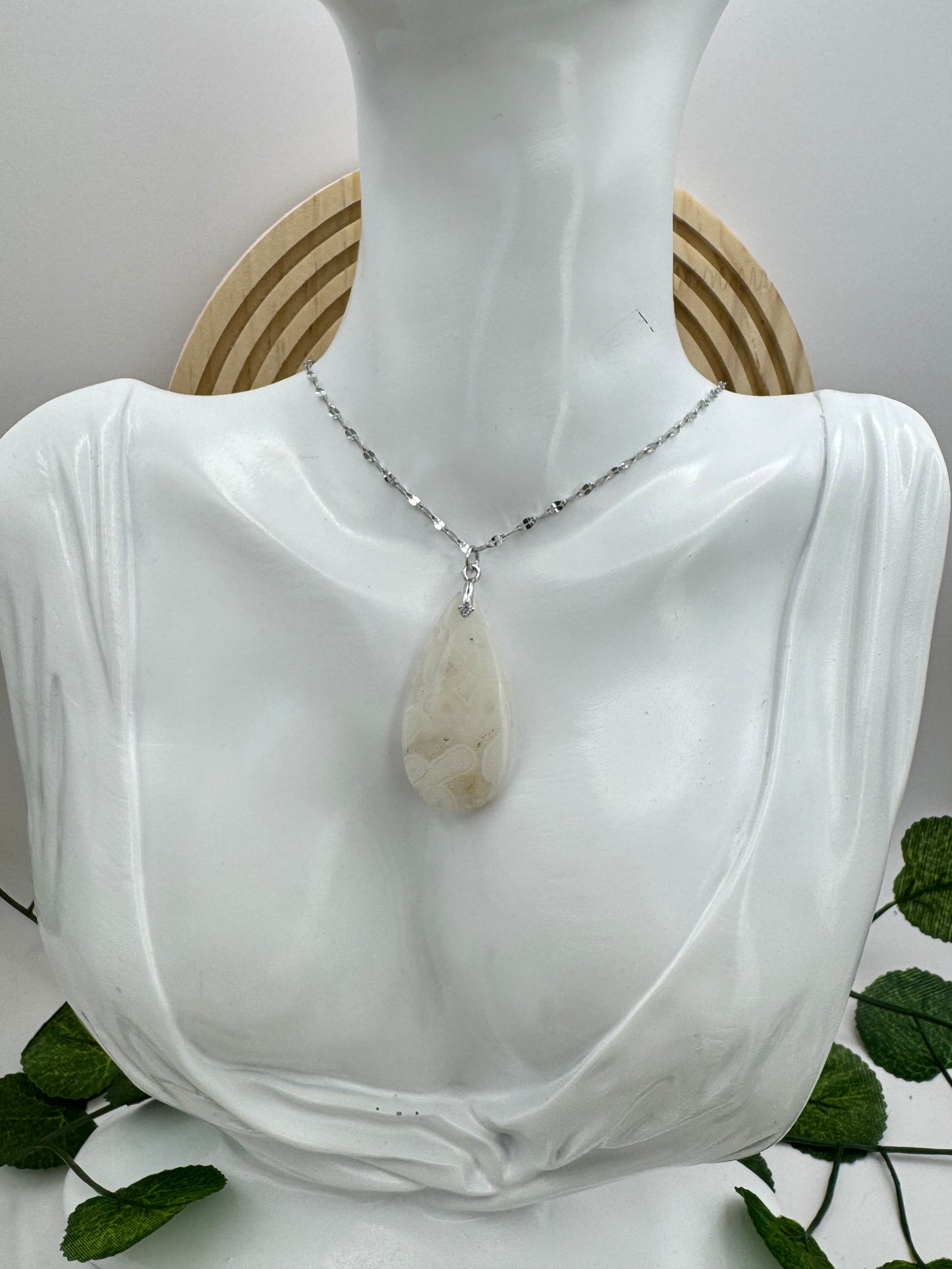 Pendentif Calcédoine d’Indonésie goutte blanche
