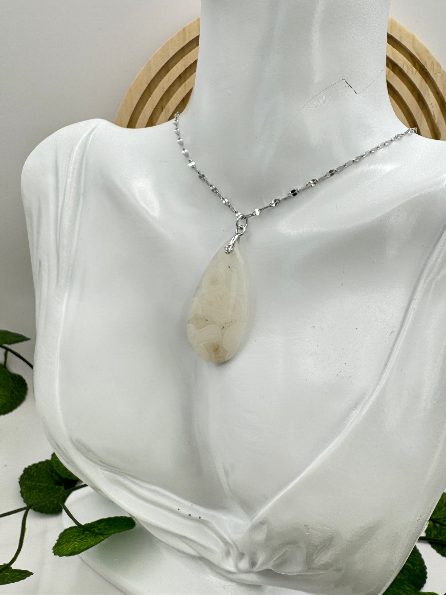 Pendentif Calcédoine d’Indonésie goutte blanche