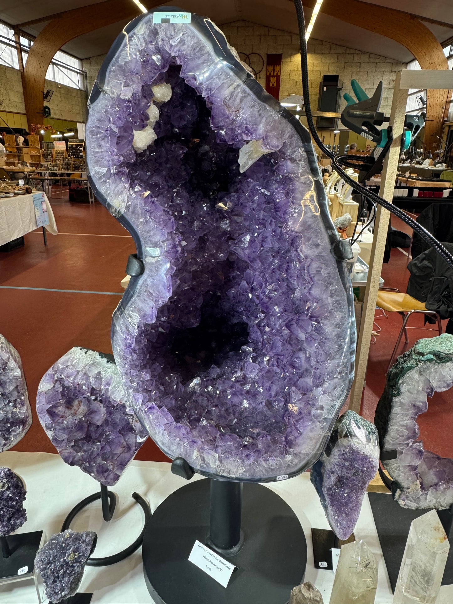 Druse améthyste et calcite cristallisée sur pied